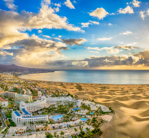 Blick auf einen Strand auf Gran Canaria bei bew&ouml;lktem Himmel