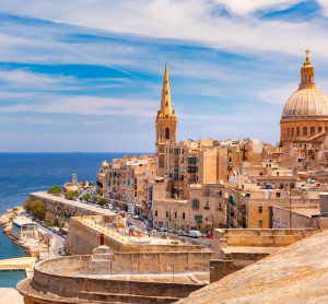 Blick auf die Altstadt von Malta bei Sonnenschein 