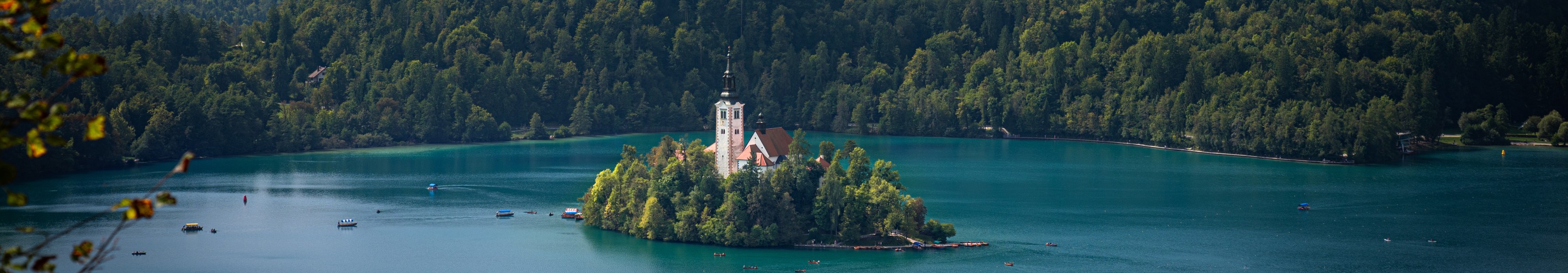 Panoramablick &uuml;ber den gesamten Bleder See mit der Alpenkulisse und der Inselkirche in Slowenien 