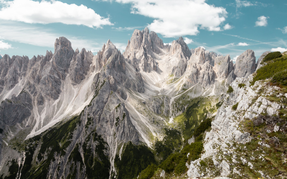 Wanderweg Cadini di Misurina mit Blick auf die Felszacken der Cadini. 
