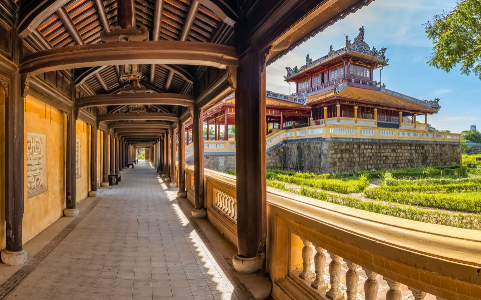 Wunderbarer Blick auf den Quang-Minh-Palast innerhalb der Zitadelle von Huế, Vietnam