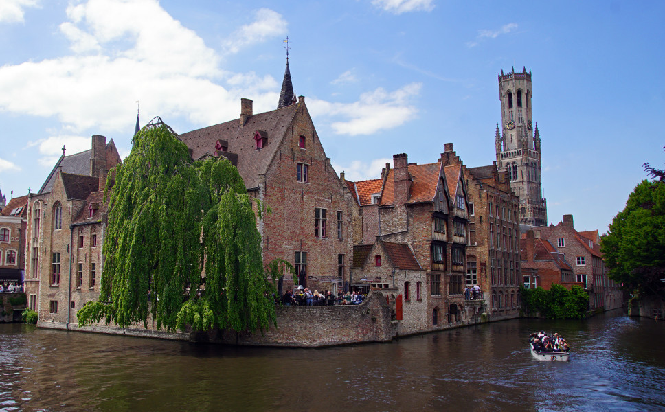Altstadt von Br&uuml;gge mit Kan&auml;len und alten Bauwerken
